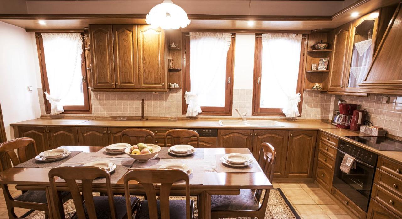 Georgia'S Guesthouse Касторія Екстер'єр фото